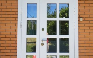 стальная дверь со стеклом для загородного дома