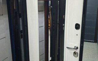 внутренняя сторона с зеркалом металлической двери с терморазрывом