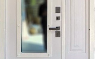 двустворчатая дверь со стеклом в новостройку, отделка порошковым покрытием и МДФ