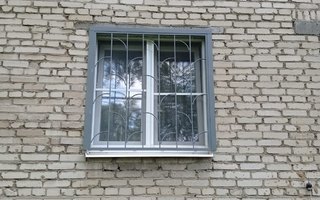 стальная не распашная решетка серого цвета